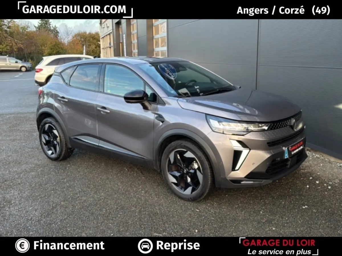 Renault Captur Techno TCe 90 gris foncé vu en 3/4 avant droit avec jantes noires distinctives, 2025.
