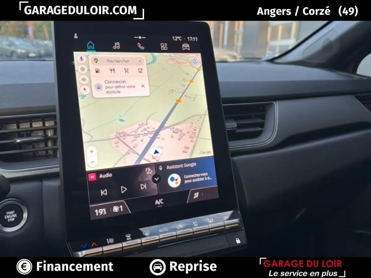 Vue intérieure du tableau de bord du Renault Captur 2025 techno TCe 90 avec écran tactile vertical et commandes climatisation.