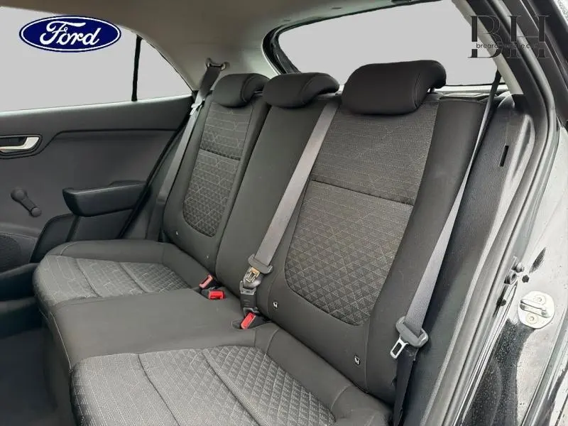 Vue intérieure côté droit de la banquette arrière en tissu noir avec ceintures de sécurité d'une voiture Ford.