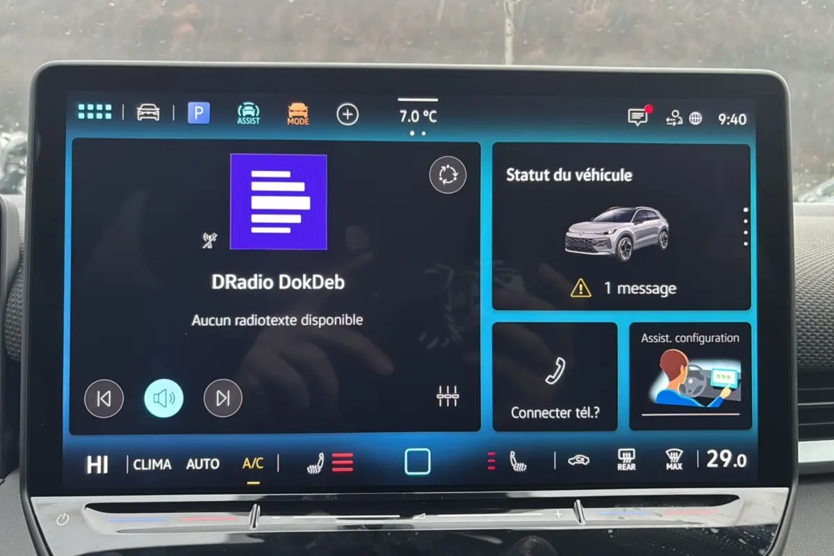 Écran tactile central du Volkswagen T-Roc gris loup 2026 affichant radio, statut véhicule et climatisation.