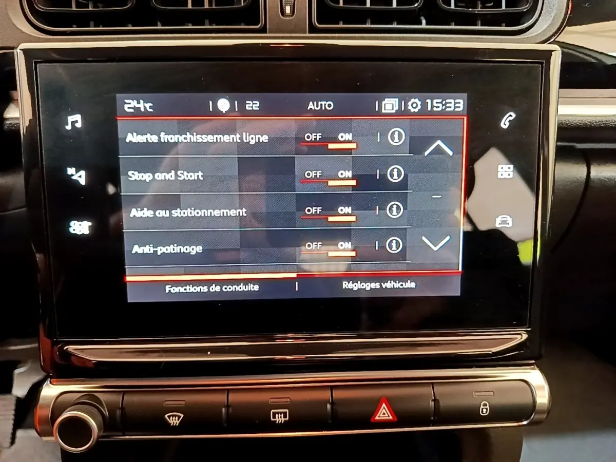 Écran tactile central de la Citroën C3 2021 affichant les réglages d’aides à la conduite, intérieur noir.