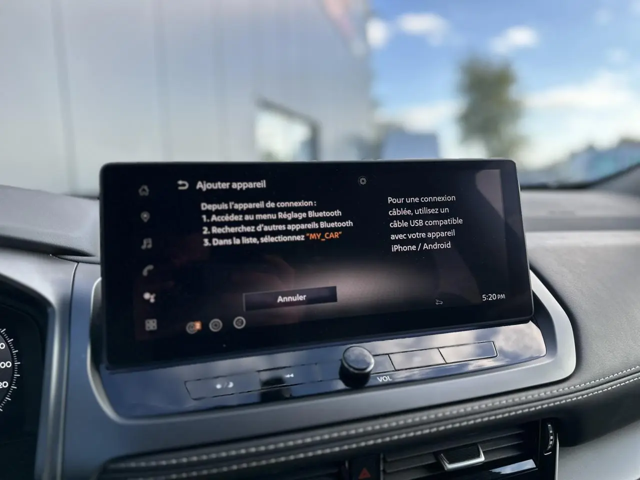 Écran tactile central du Nissan Qashqai 2025 affichant le menu Bluetooth, avec tableau de bord noir et coutures apparentes.