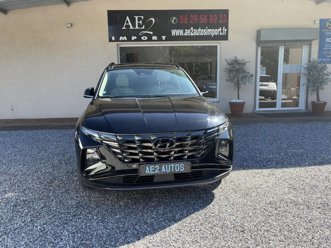 Vue avant d'un Hyundai Tucson noir 2022 avec calandre distinctive et barres de toit visibles.