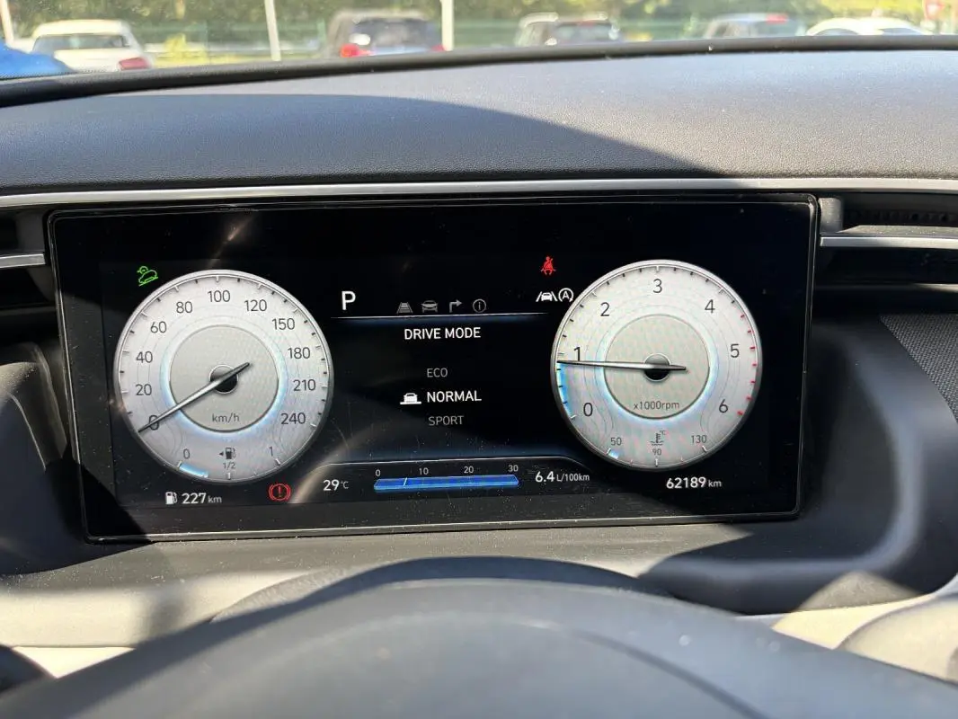 Tableau de bord numérique du Hyundai Tucson 2022 montrant la vitesse, le régime moteur et le mode de conduite en vue frontale.