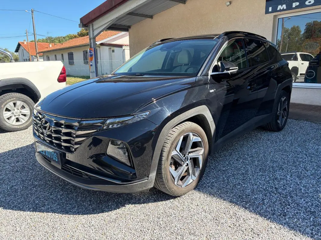 Hyundai Tucson noir en 3/4 avant droit, avec calandre distinctive et jantes alliage modernes.