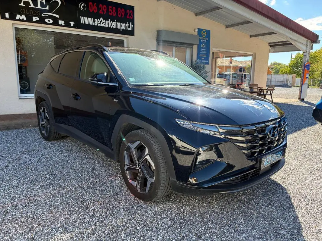 Hyundai Tucson noir 2022 en 3/4 avant droit, avec calandre imposante et jantes au design moderne.