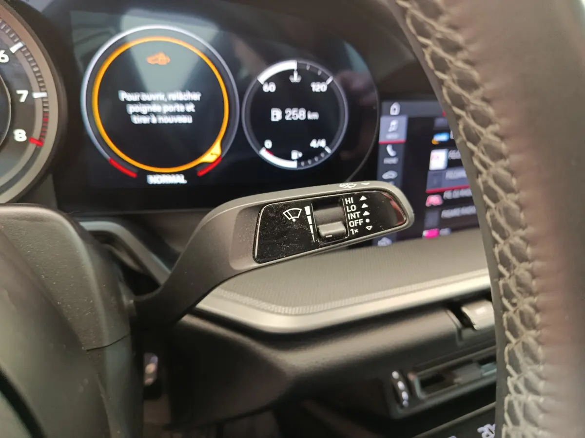 Gros plan sur la manette d’essuie-glace et le tableau de bord numérique d’une Porsche 911 Carrera 4S Coupé 2019.