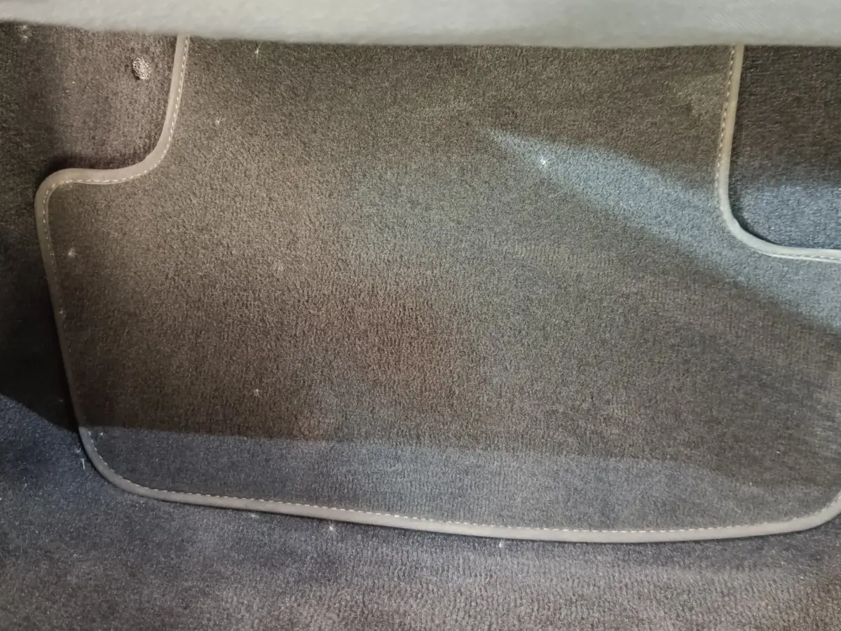 Tapis de sol gris foncé en tissu dans l'habitacle d'une Porsche 911 Carrera 4S Coupé 2019.