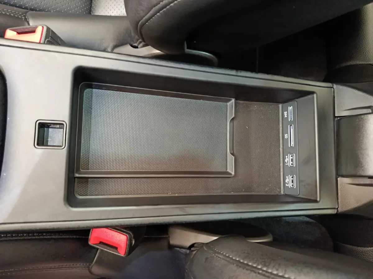 Gros plan sur la console centrale noire de la Porsche 911 Carrera 4S Coupé 2019 avec ports USB et SD visibles.