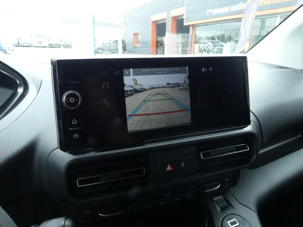 Écran tactile 10 pouces affichant la caméra de recul dans l'habitacle du Peugeot Partner blanc de 2025.