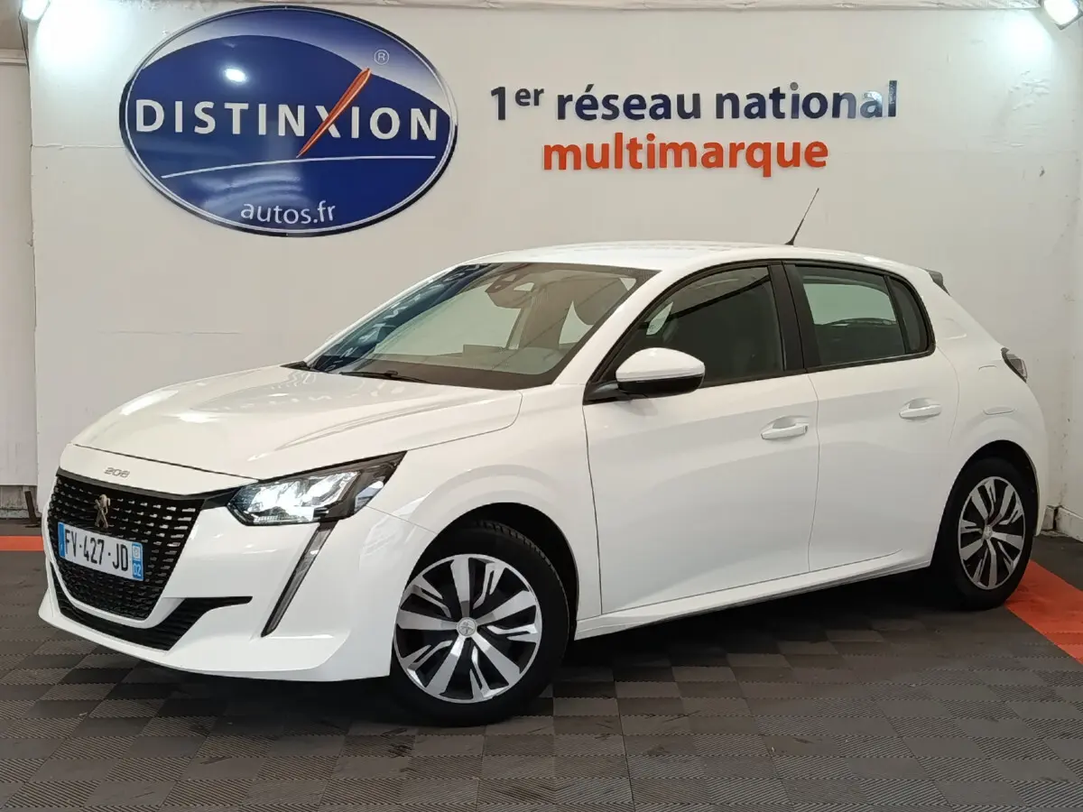 Peugeot 208 blanche vue en 3/4 avant droit, avec phares LED allumés et jantes alliage distinctives.