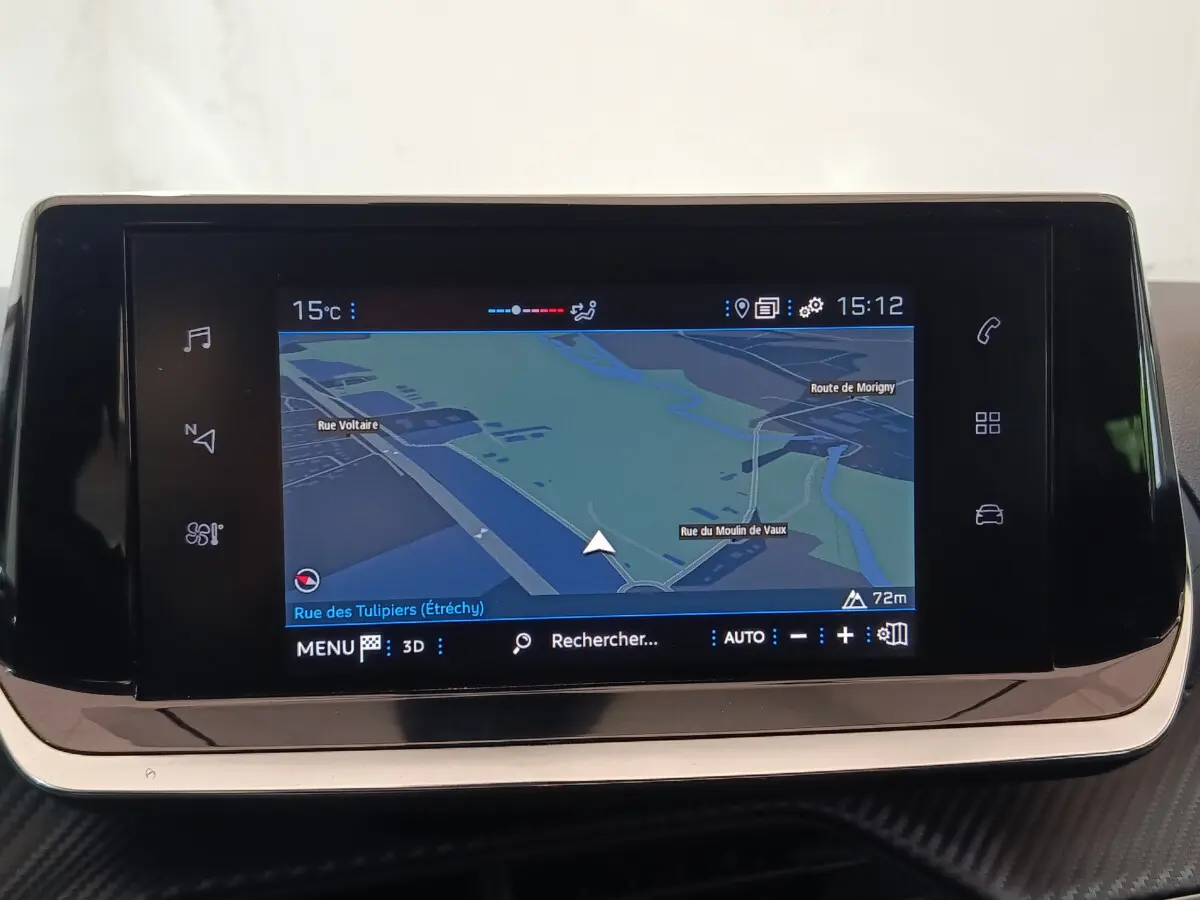 Écran tactile 7 pouces du système de navigation de la Peugeot 208 blanche, affichant une carte en mode 3D.