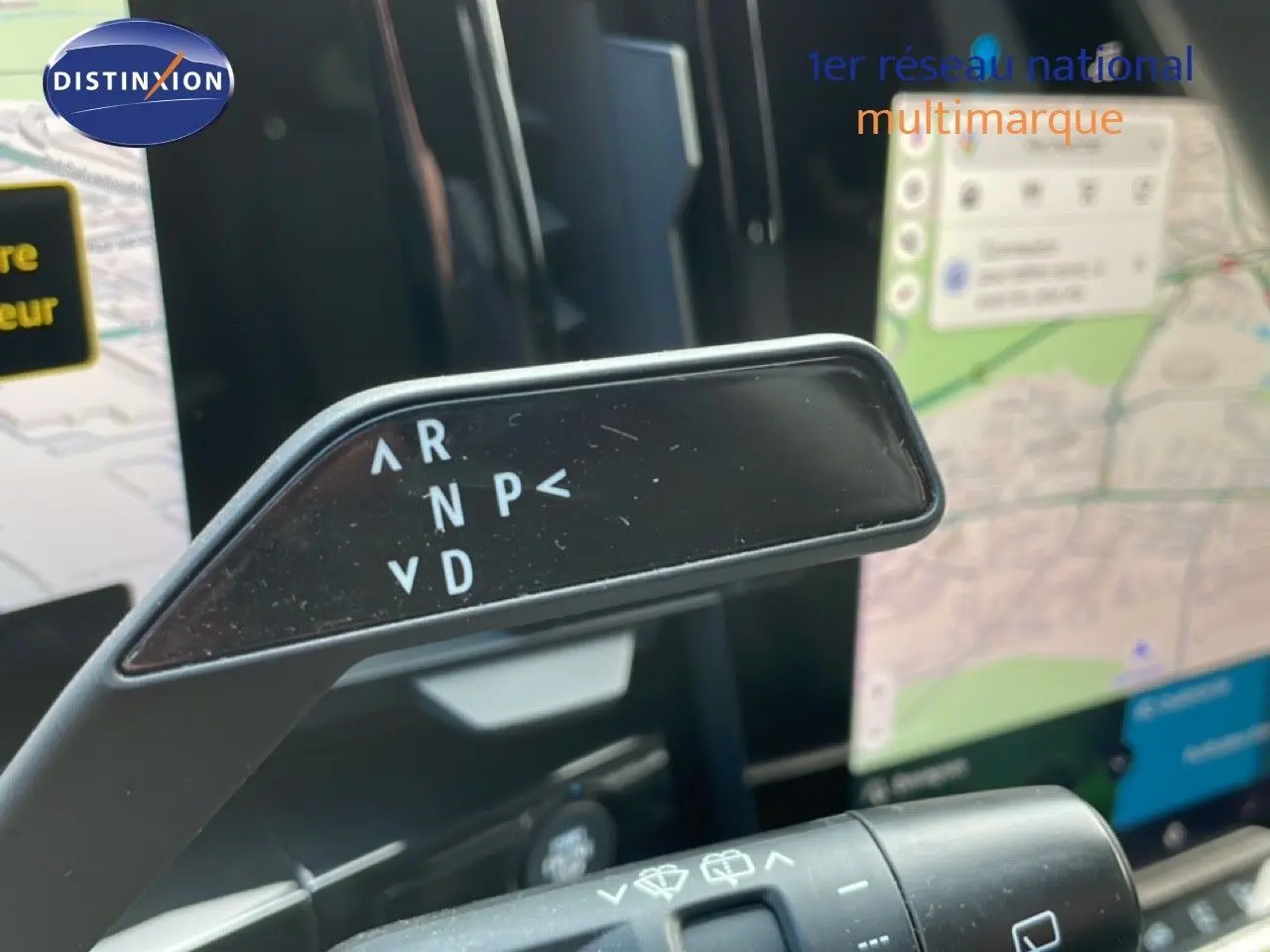 Le levier de boîte automatique noir avec indications R, N, P, D dans l’habitacle du Renault Espace 2024.