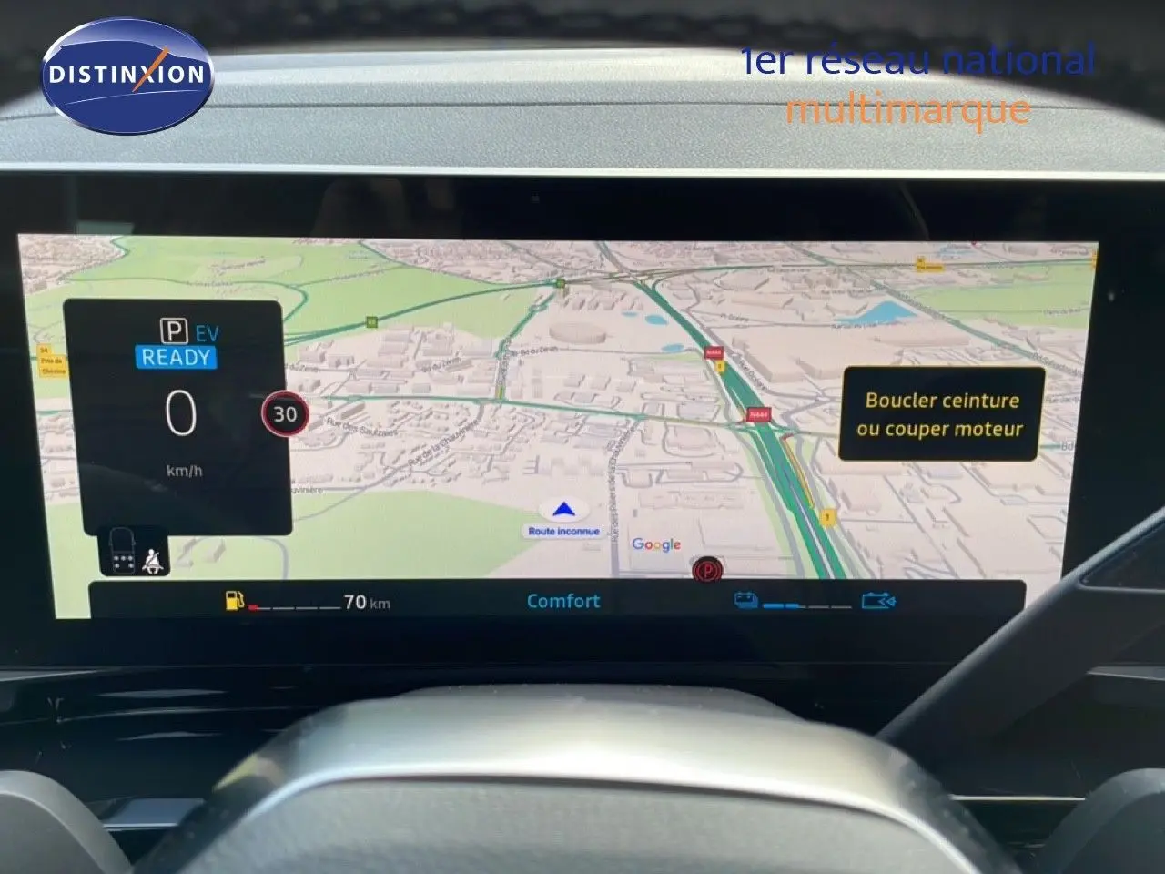 Vue intérieure du tableau de bord numérique avec navigation GPS et affichage d'alerte sur Renault Espace gris schiste 2024.