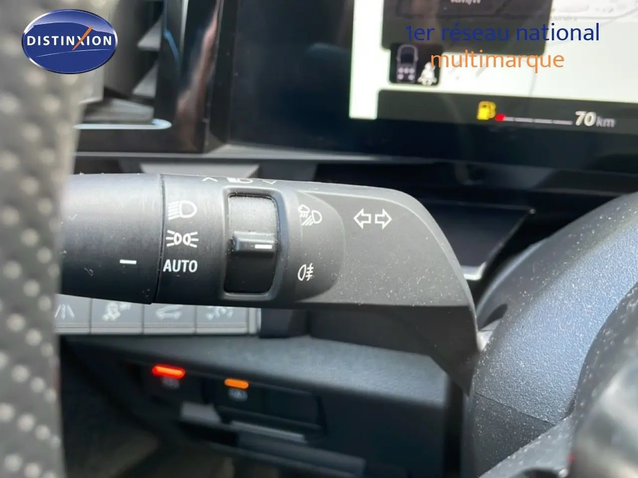 Gros plan sur la commande des feux et clignotants à gauche du volant dans l’habitacle du Renault Espace gris schiste 2024.