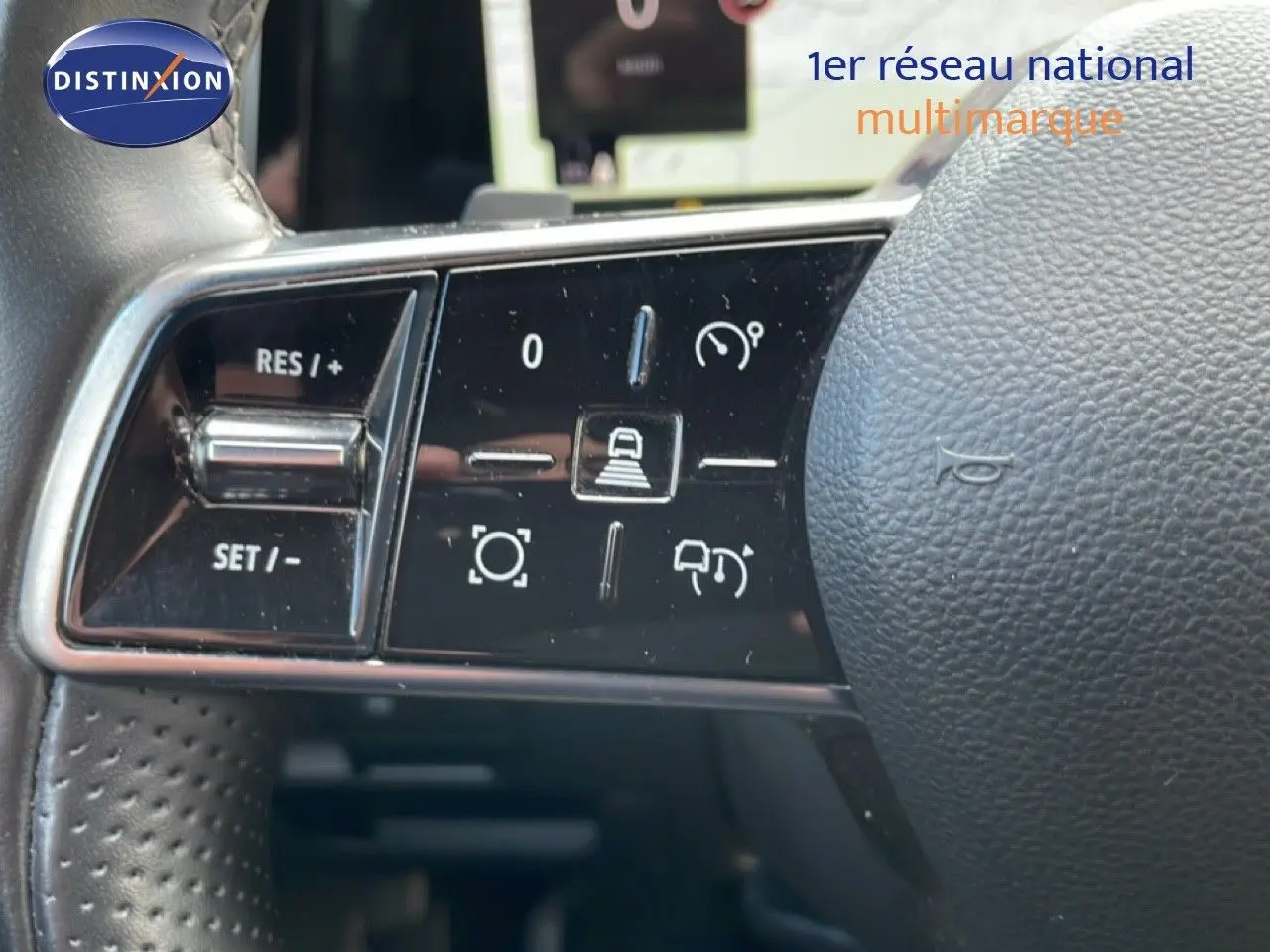 Gros plan sur les commandes de régulateur de vitesse au volant du Renault Espace gris schiste 2024.