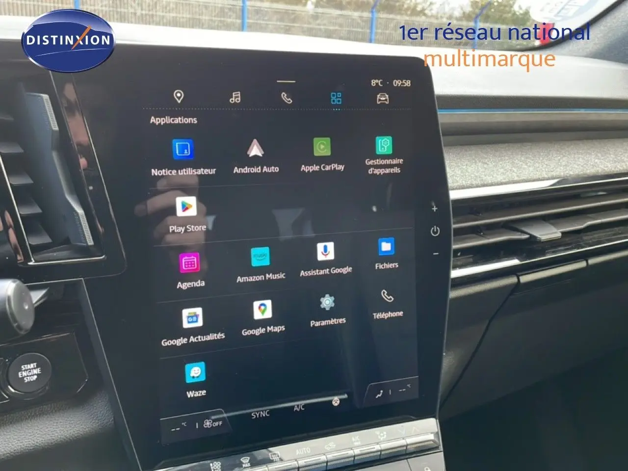 Vue intérieure centrée sur l'écran tactile du tableau de bord du Renault Espace gris schiste 2024, affichant les applications connectées.