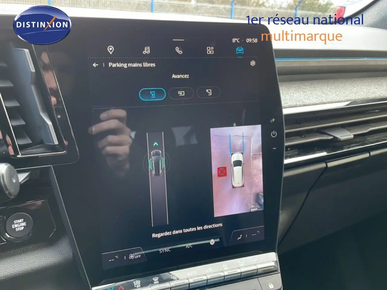 Écran tactile central du Renault Espace 2024 en gris schiste métal, affichant l'aide au parking avec vue 360° intérieure.