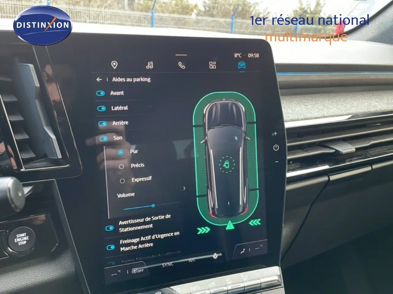 Intérieur du Renault Espace 2024, vue sur l'écran tactile central affichant l'aide au parking, finition gris schiste métal.
