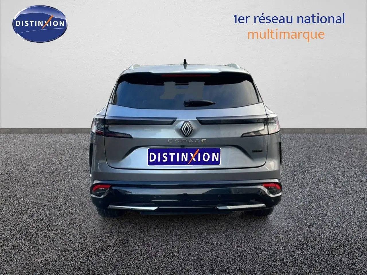 Vue arrière d’un Renault Espace 2024 gris schiste métal avec feux arrière horizontaux et logo central lumineux.