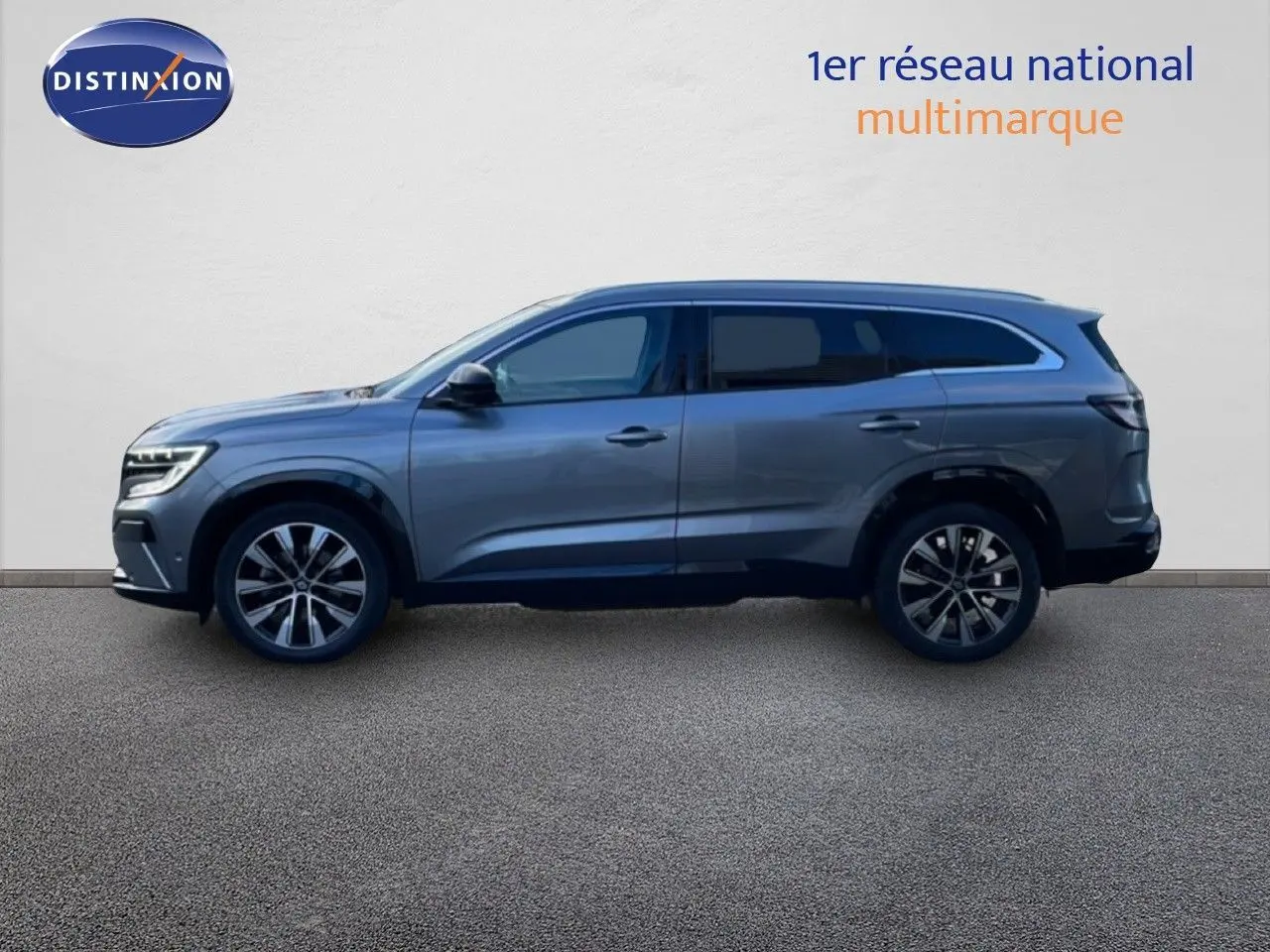 Profil côté gauche du Renault Espace 2024 gris schiste métal avec jantes alliage et vitres teintées, sur fond neutre.