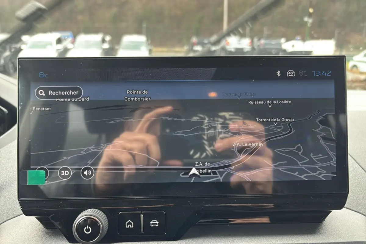 Écran tactile 10 pouces du GPS du Peugeot Rifter 2025 affichant une carte en mode 3D.