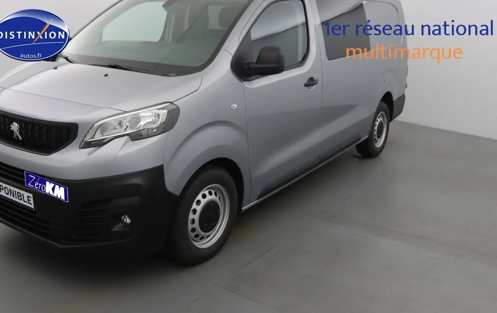 Vue 3/4 avant droit d'un Peugeot Expert Long gris Artense métal avec calandre noire et jantes acier simples.