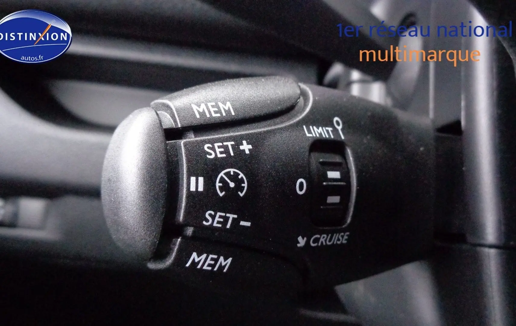 Gros plan sur la commande de régulateur de vitesse du Peugeot Expert Long gris Artense 2023, intérieur noir.