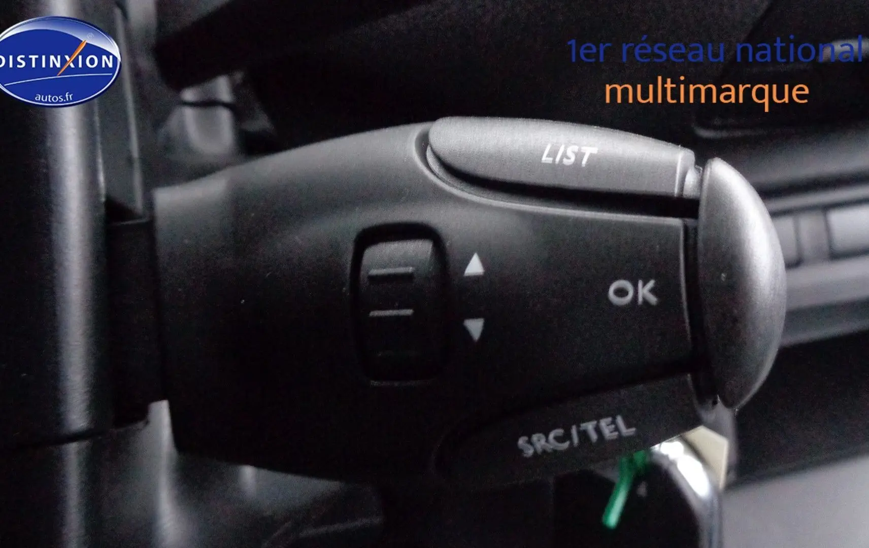 Gros plan sur la commande au volant du Peugeot Expert Long gris Artense, montrant les boutons LIST, OK et SRC/TEL.