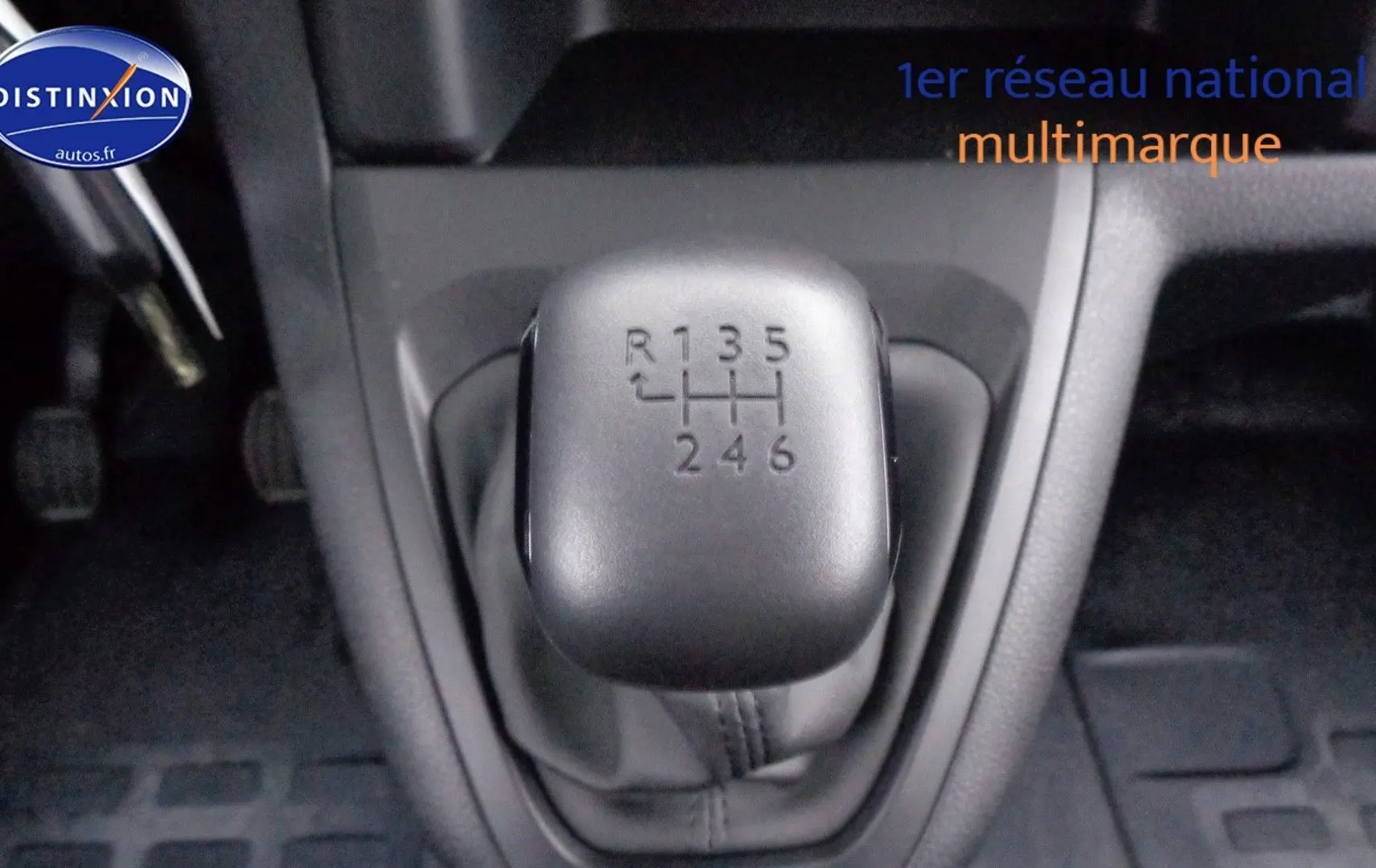 Le levier de vitesses manuel à six rapports du Peugeot Expert Long gris Artsense, vue rapprochée de l'intérieur.