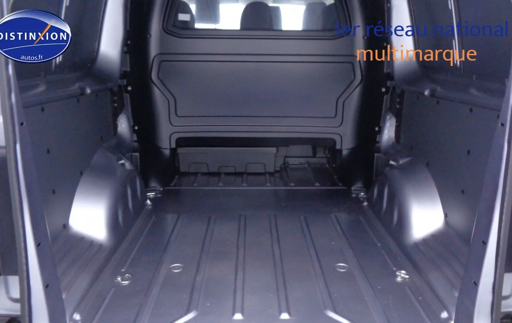 Vue arrière du coffre vide gris Artense métal du Peugeot Expert Cabine Approfondie Long 2023, espace utilitaire spacieux et métallique.