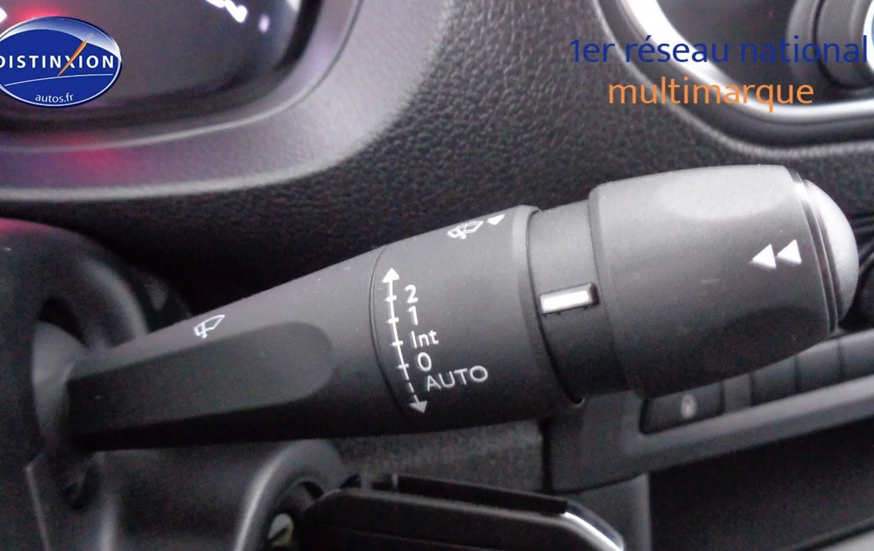 Gros plan sur la commande d'essuie-glace du Peugeot Expert Cabine Approfondie gris Artense 2023, intérieur noir.