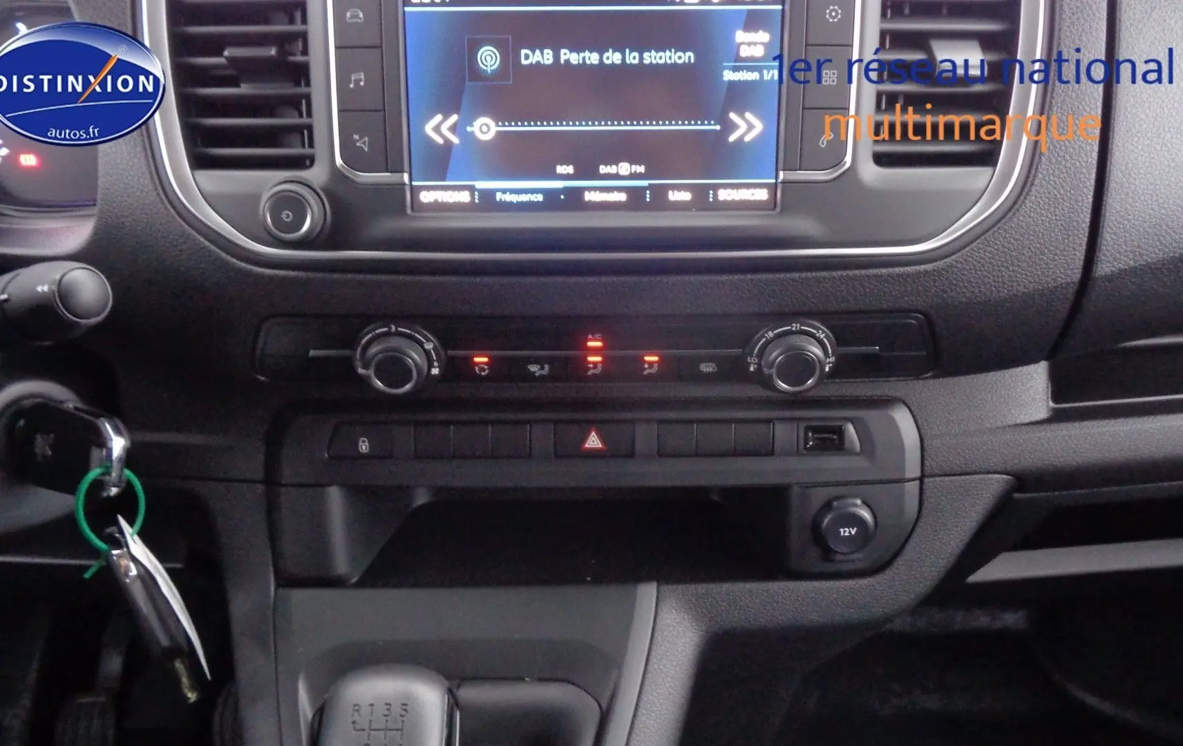 Tableau de bord et console centrale du Peugeot Expert Long 2023 avec écran tactile et levier de vitesses manuel.