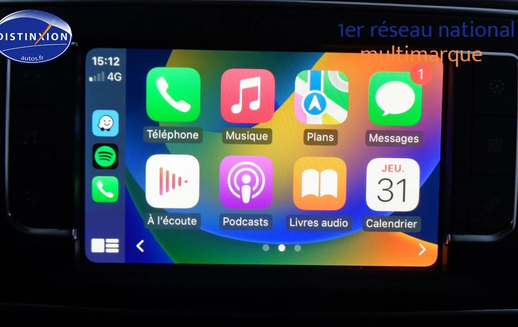 Écran tactile multimédia du Peugeot Expert Long 2023 en gris Artense, affichant les applications connectées.