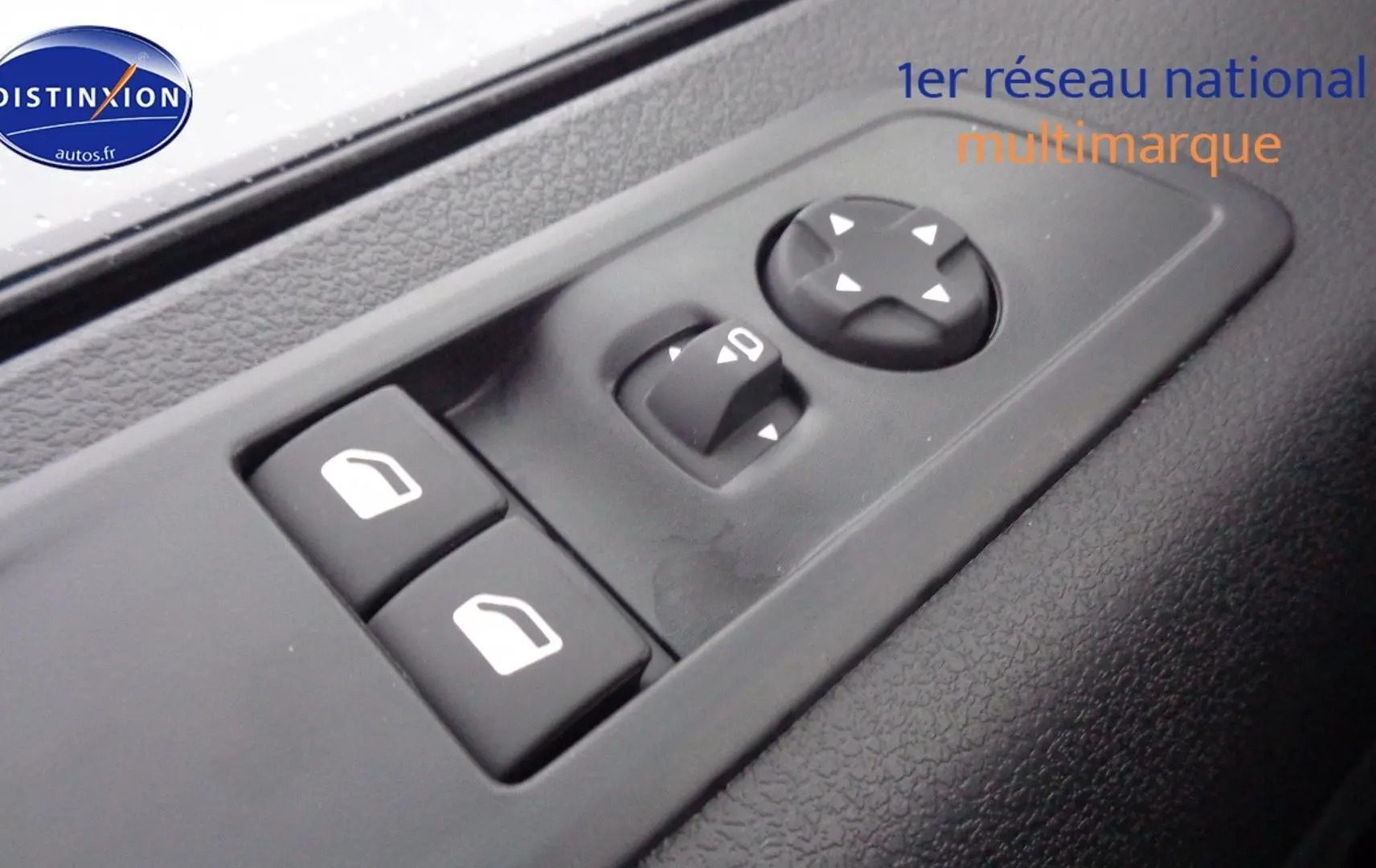 Commandes électriques des vitres et réglage des rétroviseurs sur la porte côté gauche d'un Peugeot Expert gris 2023.