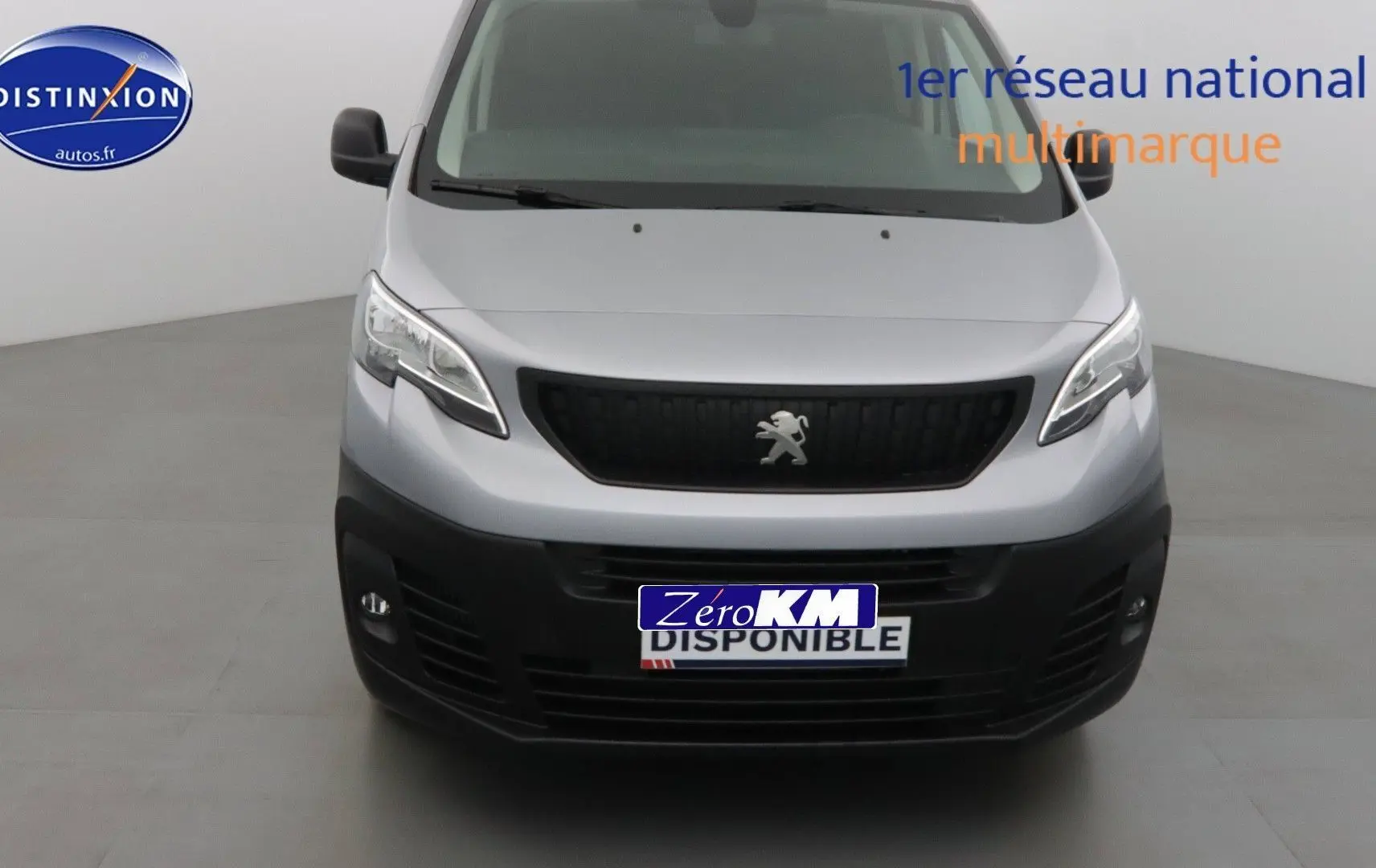Vue frontale d'un Peugeot Expert Cabine Approfondie gris Artense métal avec calandre noire et pare-chocs noir robuste.