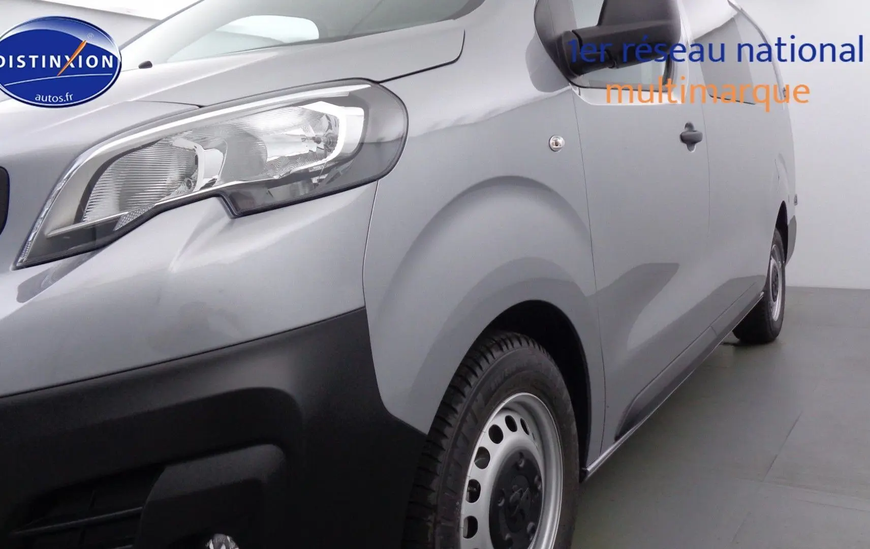 Vue 3/4 avant gauche d’un Peugeot Expert Cabine Approfondie gris Artense métal avec pare-chocs noir et jantes acier.