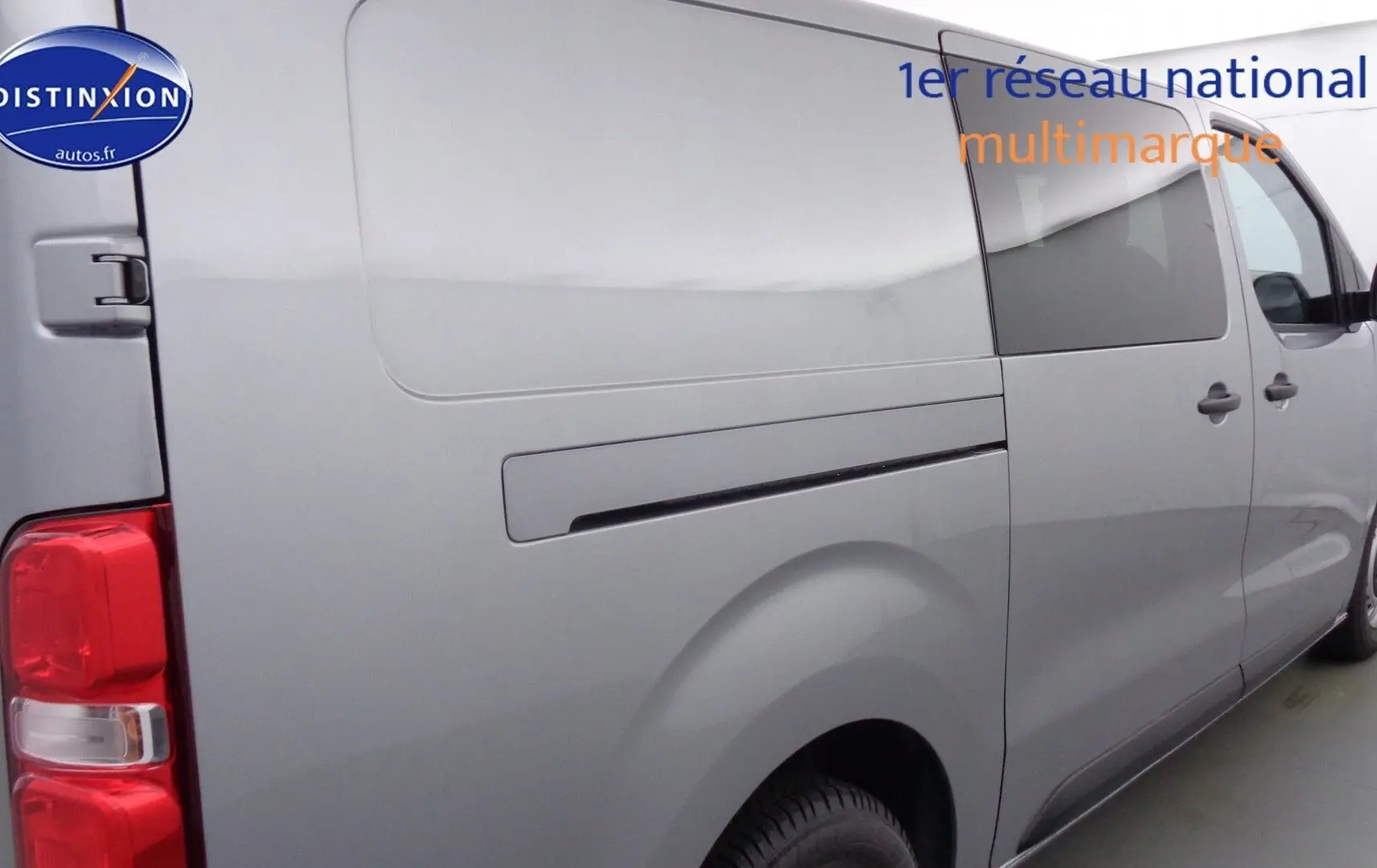 Vue latérale droite d'un Peugeot Expert Cabine Approfondie gris Artense métal, mettant en valeur la porte coulissante et les feux arrière rouges.