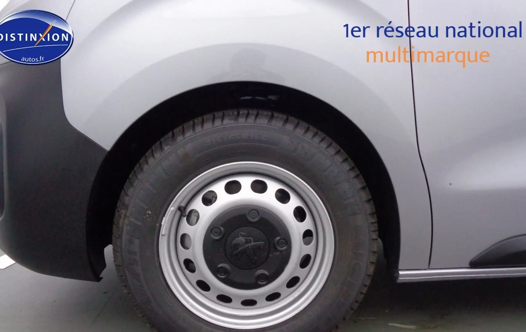 Gros plan sur la roue avant gauche gris Artense métal du Peugeot Expert Cabine Approfondie 2023 avec jante acier simple.