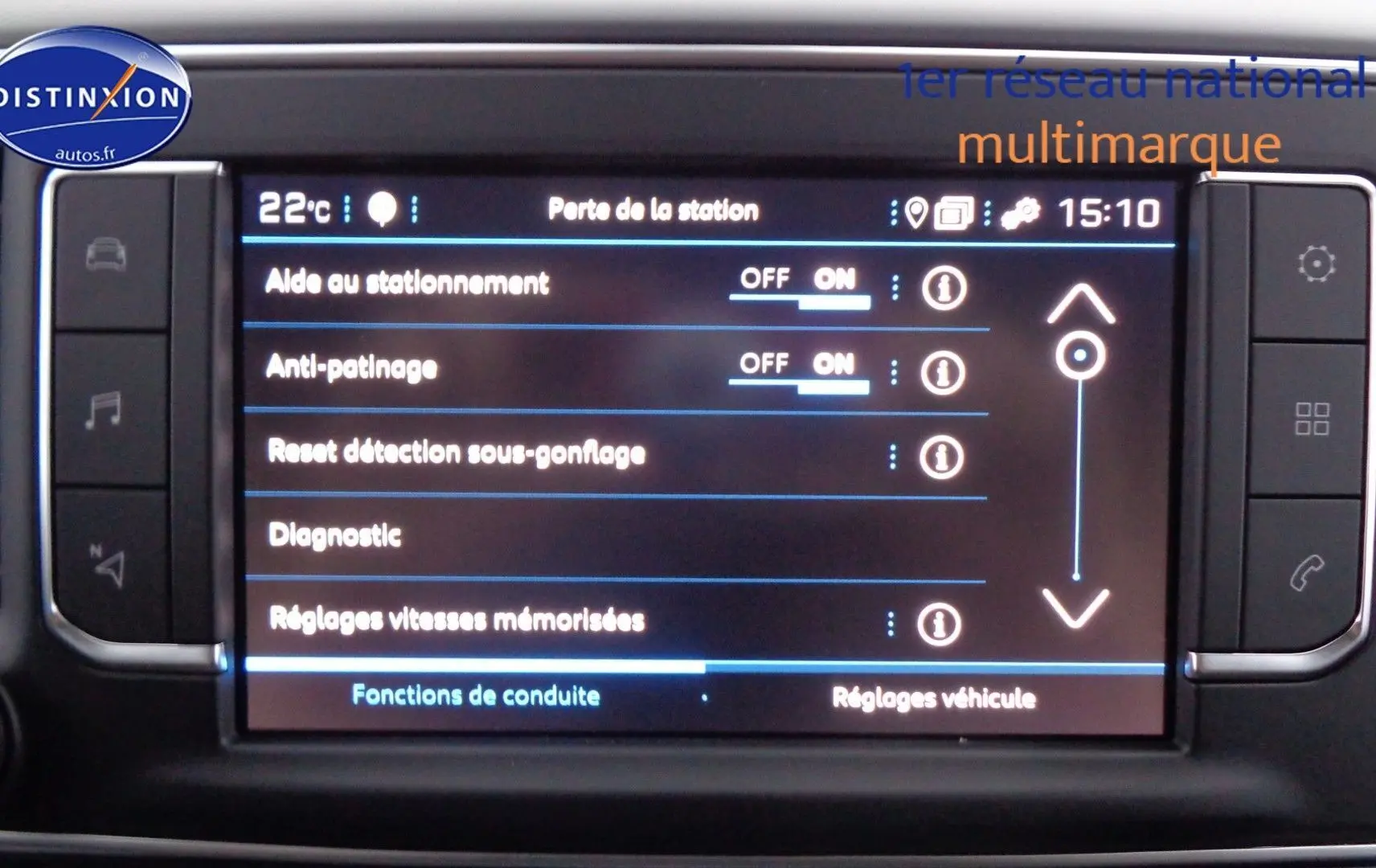 Écran tactile central du Peugeot Expert Long gris Artense, affichant les réglages d'aide à la conduite.