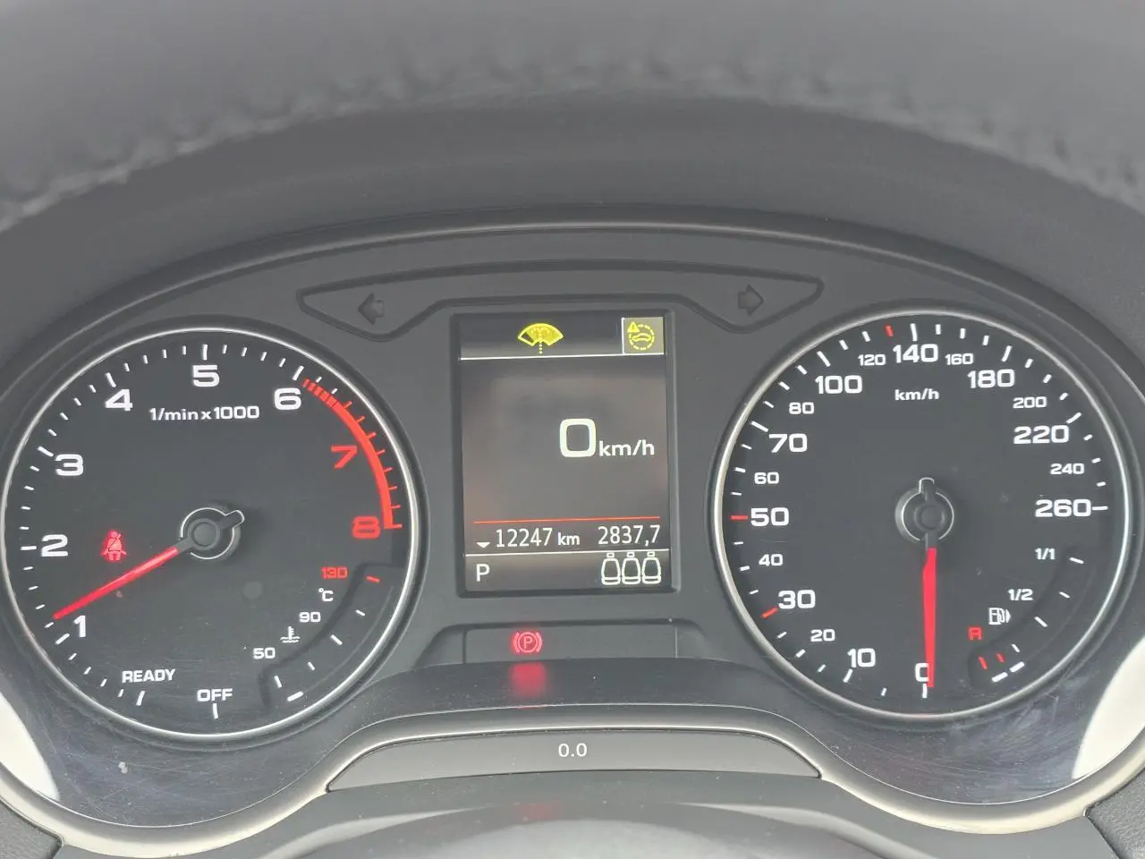 Tableau de bord de l'Audi Q2 35 TFSI 2023 avec compte-tours, compteur de vitesse et écran digital affichant 0 km/h.