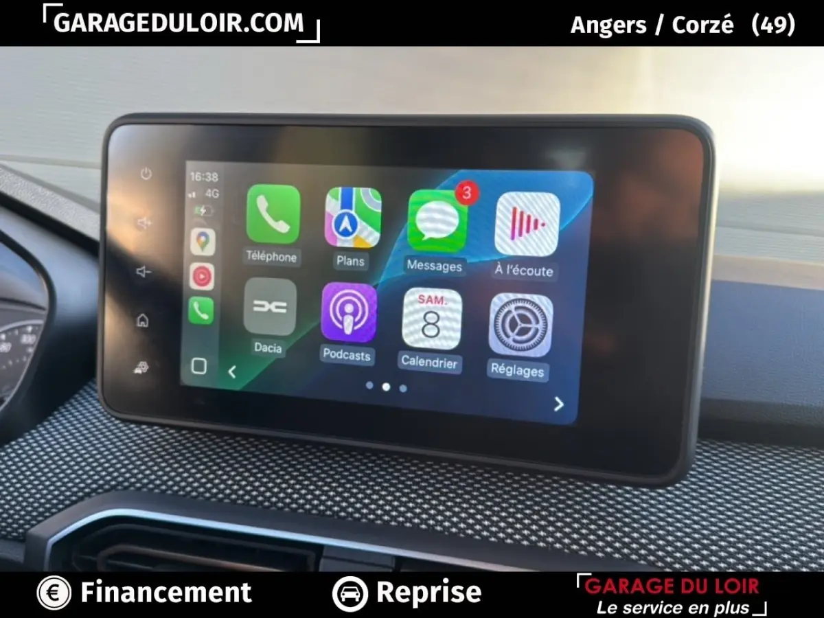 Écran tactile central affichant les applications connectées dans le tableau de bord du Dacia Sandero blanc 2025.