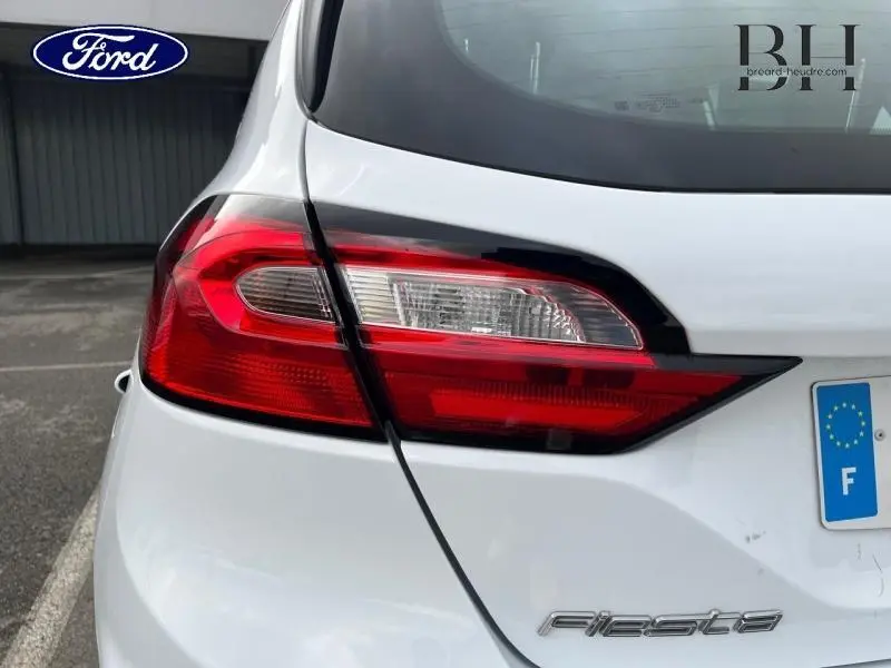 Gros plan sur le feu arrière droit d'une Ford Fiesta blanc glacier 2022 avec logo et badge Fiesta visibles.