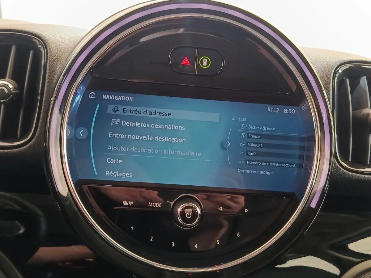 Écran tactile central rond du tableau de bord MINI Countryman Cooper SE 2023 affichant le menu de navigation.