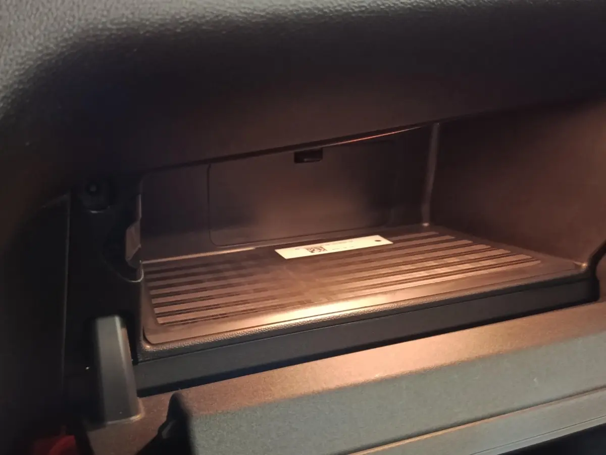 Vue rapprochée du rangement réfrigéré noir dans la boîte à gants du MINI Countryman Cooper SE 2023.