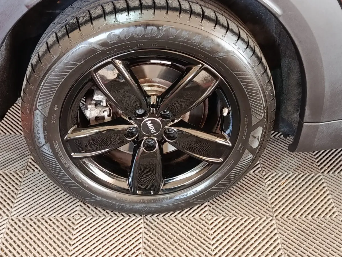 Gros plan sur la roue avant droite noire brillante du MINI COUNTRYMAN Cooper SE 2023 avec pneu Goodyear.