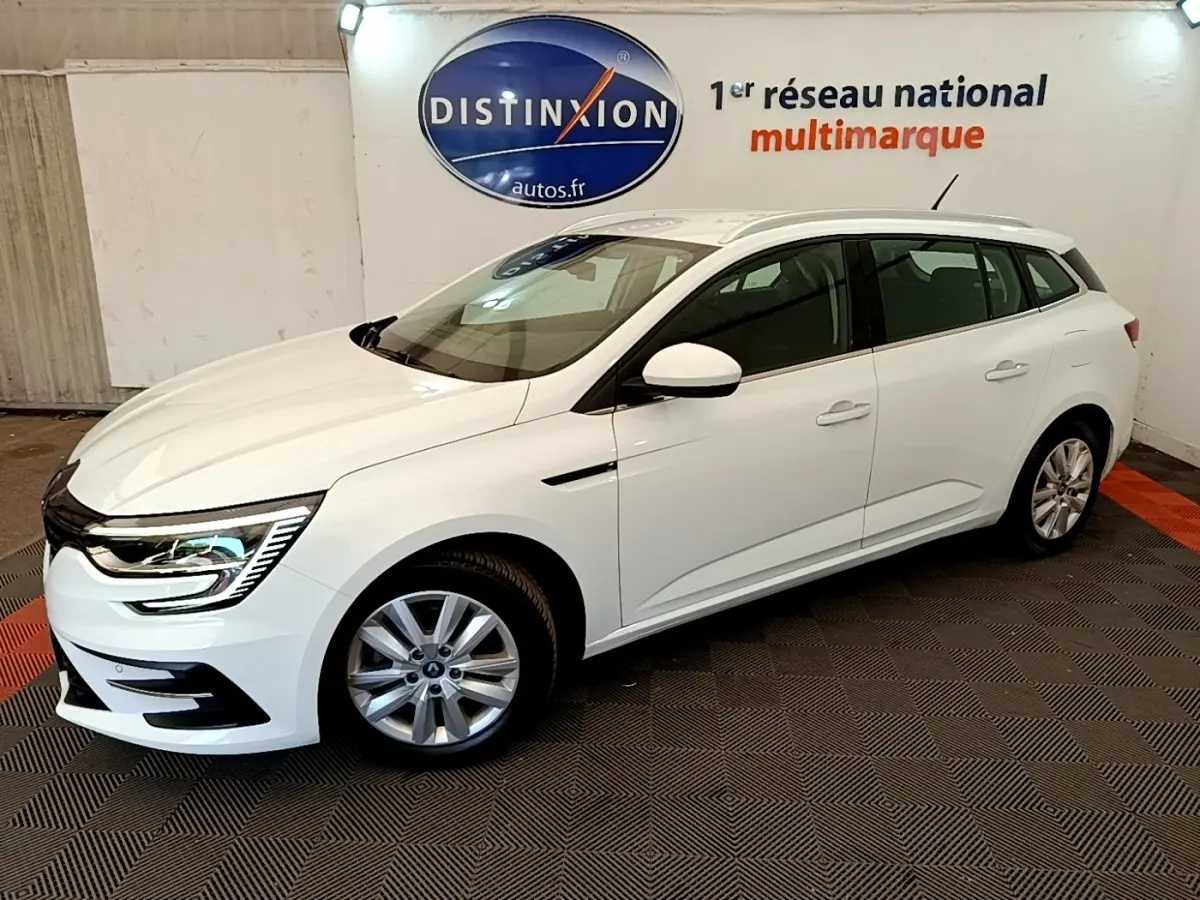 Renault Mégane Business E-Tech hybride blanche vue de côté droit 3/4 avant en intérieur showroom.