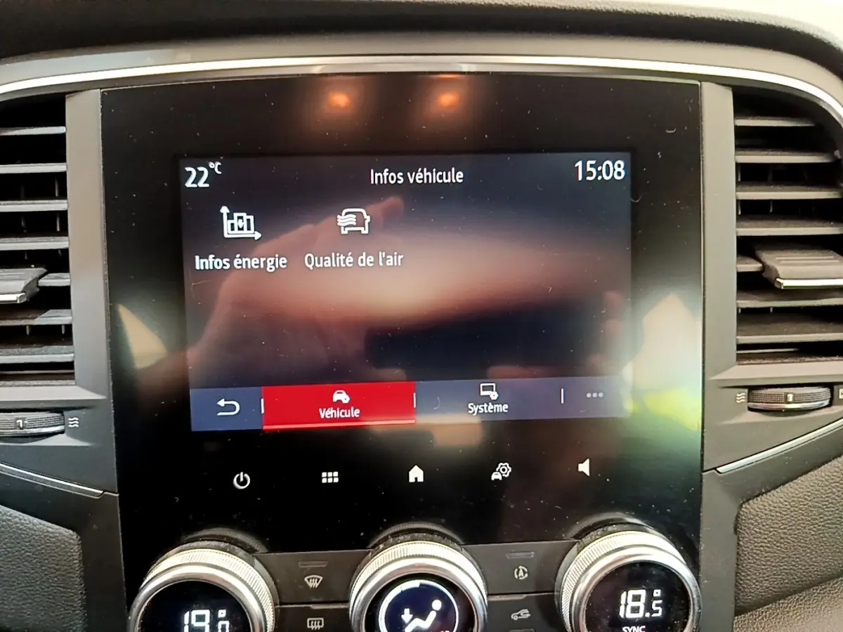 Écran tactile central affichant les infos véhicule et qualité de l'air dans une Renault Mégane Business E-Tech hybride blanche.