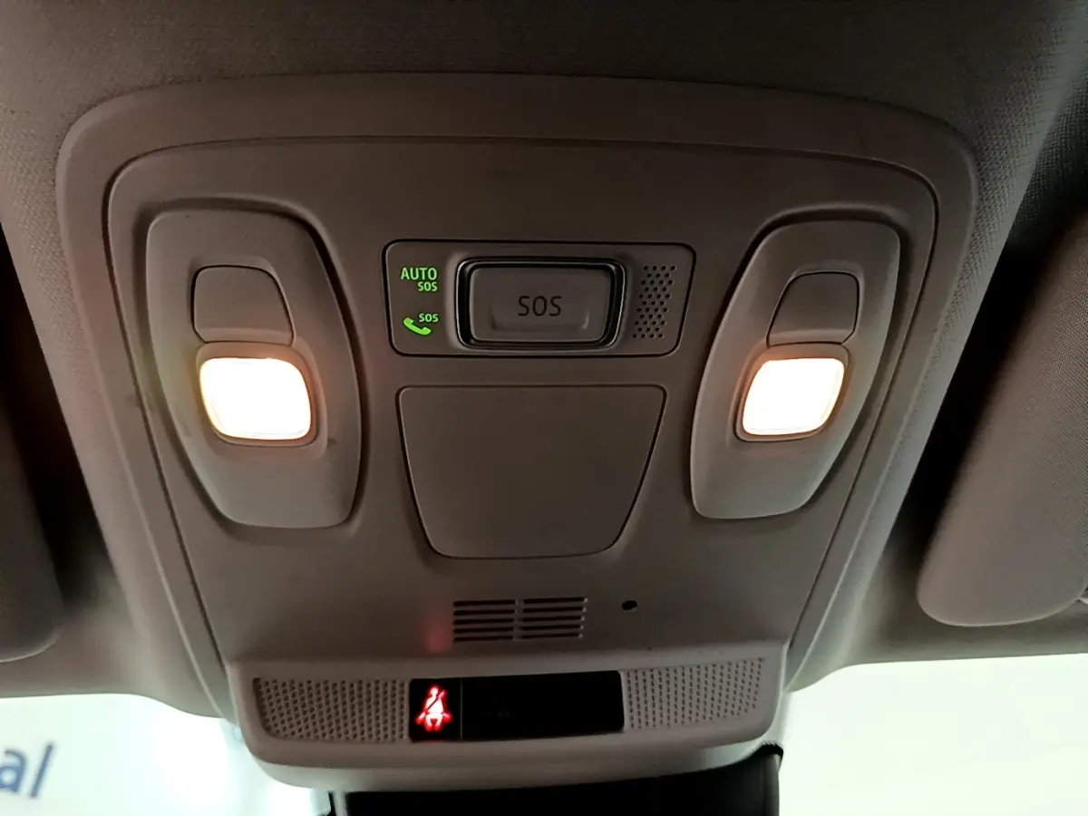 Plafonnier intérieur avec éclairage et bouton SOS allumé dans une Renault Mégane Business E-Tech hybride blanche, vue de dessous.