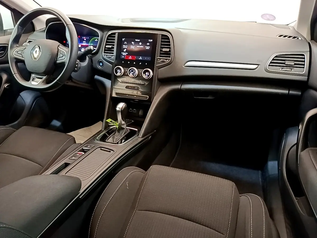 Intérieur noir de Renault Mégane Business E-Tech 2022, vue de face sur tableau de bord et console centrale avec écran tactile.